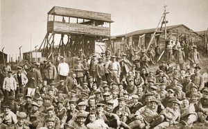 Un Grupo de Prisioneros, Eastcote, ilustración de Prisioneros Alemanes en Gran Bretaña de English Photographer